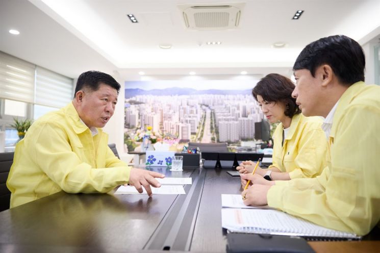 Jung Deok-Young, mayor of Yangju City in Gyeonggi Province, has embarked on an administrative experiment to eliminate the long-standing bureaucratic practice of 'reports and formalities' in public service with the launch of the ninth elected term. Photo by Yangju City