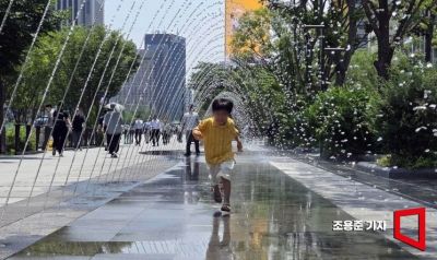 한 어린이가 도심 분수에서 쏟아지는 물줄기 사이를 뛰어가고 있다. 조용준 기자