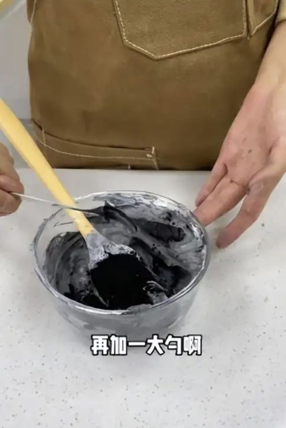 중국에서 진한 색상의 케이크를 둘러싼 식용 색소 관련 논란이 불거졌다. 중국 바이두.