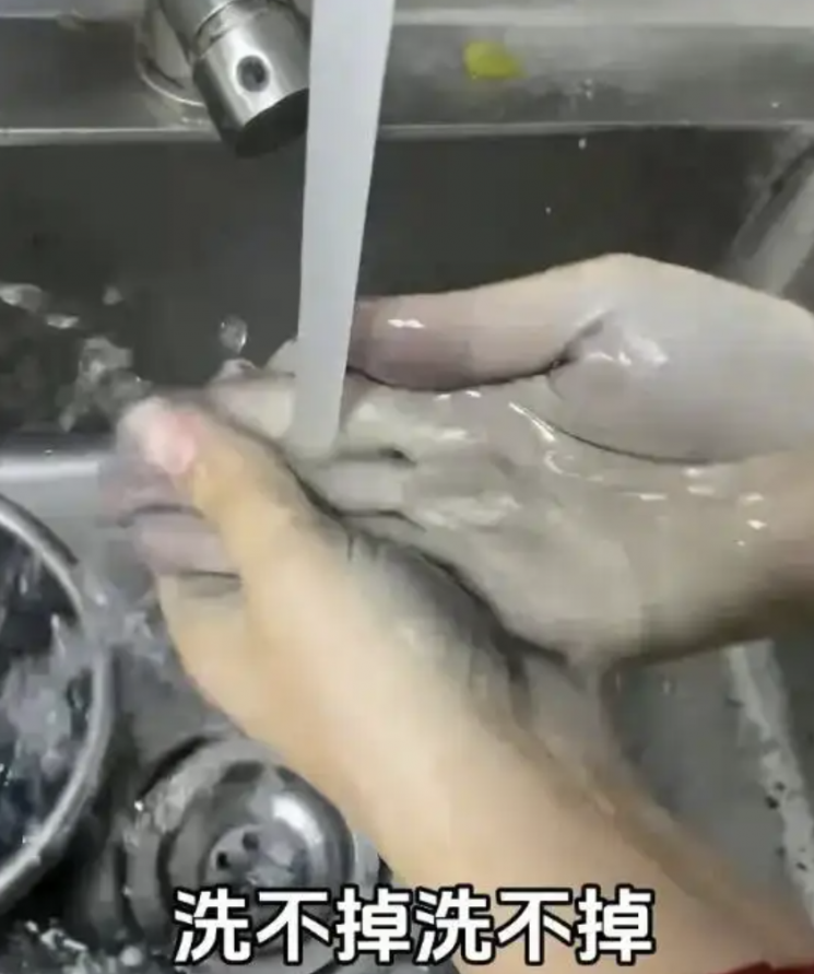 중국에서 진한 색상의 케이크를 둘러싼 식용 색소 관련 논란이 불거졌다. 중국 바이두.