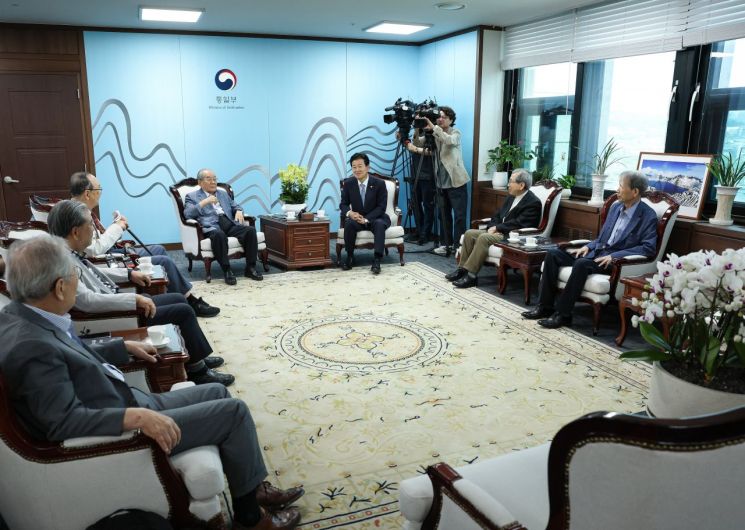 정동영 통일부 장관이 7일 서울 종로구 정부서울청사에서 평화통일고문회의 위원들과 차담회를 하고 있다. 2026.8.7 통일부 연합뉴스