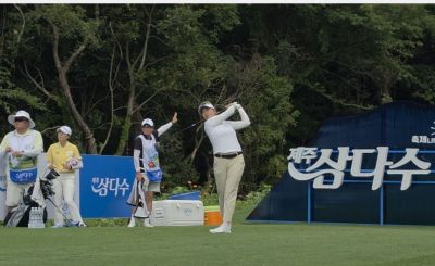 ‘제13회 제주 삼다수 마스터스’ 2라운드 1번 홀에서 제주 출신 강수은 선수가 힘차게 티샷을 하고 있고, 뒤에서 스승이자 전담 캐디인 서혜리 프로가 타구 방향을 주시하고 있다. 박창원 기자.