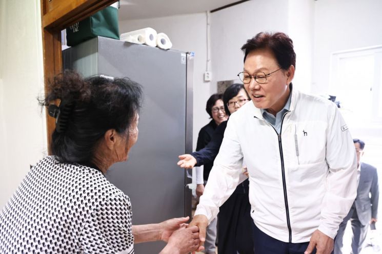 박완수 경남도지사(가운데)가 창원시 마산합포구 추산동의 주거 취약지역을 찾아 거주민과 안부를 나누고 있다. [사진제공=경남도]