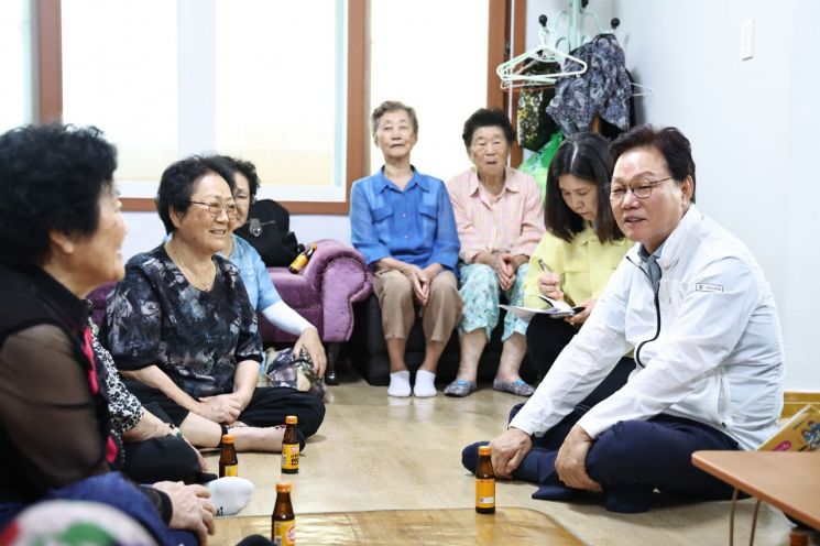 박완수 경남도지사가 창원시 마산합포구 '교방 장수 경로당 무더위쉼터'를 찾아 냉방시설을 점검한 후 어르신들의 안부를 확인하고 있다. [사진제공=경남도]