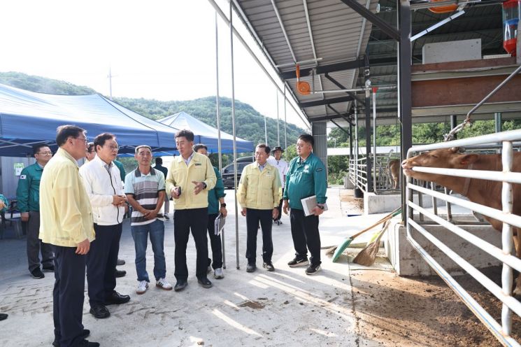 박완수 경남도지사(왼쪽 두 번째)가 합천군의 한 축산농가를 찾아 축사 냉방시설과 가축 관리 상태 등을 점검하고 있다. [사진제공=경남도]
