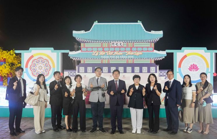 이상일 용인특례시장(오른쪽 여섯 번째)이 7일 베트남 다낭시 동해공원에서 열린 ‘한국-베트남 페스티벌’에서 장정순 용인시의회 의장 등 참석자들과 기념촬영을 하고 있다. 용인시 제공