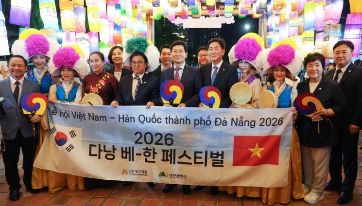 이상일 용인특례시장이 7일 베트남 다낭시 동해공원에서 열린 ‘한국-베트남 페스티벌’ 개막식에서 장정순 용인시의회 의장, 응우옌티안티 다낭시 인민위원회 부위원장, 한정일 주다낭 대한민국 총영사, 조용호 오산시장 등 참석자들과 기념촬영을 하고 있다. 용인시 제공