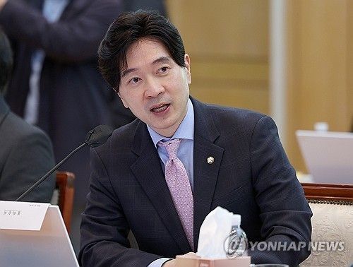 박성훈 국민의힘 의원이 지난 2024년 10월24일 한국은행 대구경북본부에서 열린 국회 기획재정위원회의 한국은행 대구경북본부·포항본부, 대구지방국세청, 대구본부세관, 대구조달청, 동북지방통계청에 대한 국정감사에서 질의하고 있다. 연합뉴스.