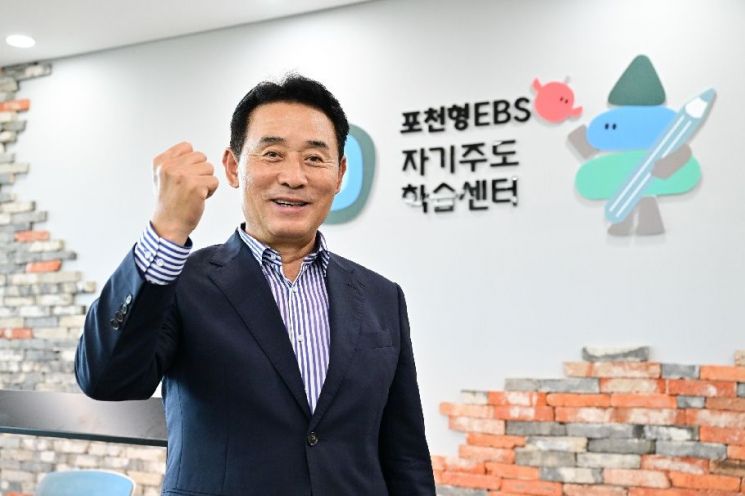백영현 포천시장이 ‘자기주도학습센터’를 찾아 학생들의 학습 현장을 살펴본 후 파이팅을 외치고 있다. 포천시 제공