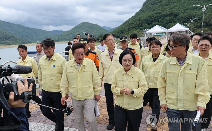 한성숙 국무총리가 계속되는 가뭄 및 폭염 관련 현장 점검을 위해 8일 경상북도 청도군 운문면 운문댐을 방문, 박권현 청도군수(왼쪽 셋째), 금한승 기후에너지환경부 차관(오른쪽) 등과 시설물을 둘러보고 있다. 연합뉴스.