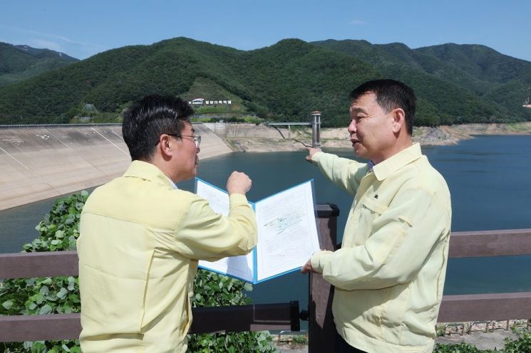 윤석대 한국수자원공사 사장이 7월 29일 경남 밀양댐을 찾아 저수 현황과 가뭄 대응체계, 낙동강 유역 용수공급 대책을 점검하고 있다. 수자원공사
