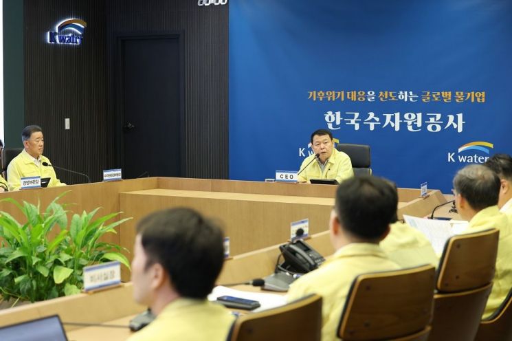 윤석대 한국수자원공사 사장이 8월 5일 대전 본사 재난안전상황실에서 가뭄 극복을 위한 ‘전사 가뭄대책 점검회의’를 주재하고 있다. 수자원공사
