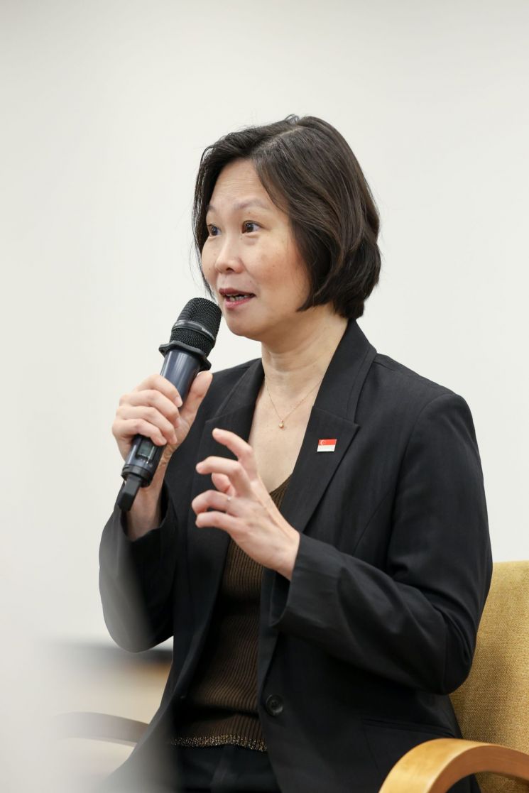 간 시우 황 싱가포르 외교부 국무장관이 한국 기자단과 만나 인터뷰하고 있다. 사진=한아세안센터