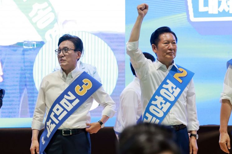 더불어민주당 김민석· 정청래 당 대표 후보가 9일 강원도 횡성국민체육센터에서 열린 민주당 대표·최고위원 후보자 강원 합동연설회에서 기념 촬영을 준비하고 있다. 연합뉴스