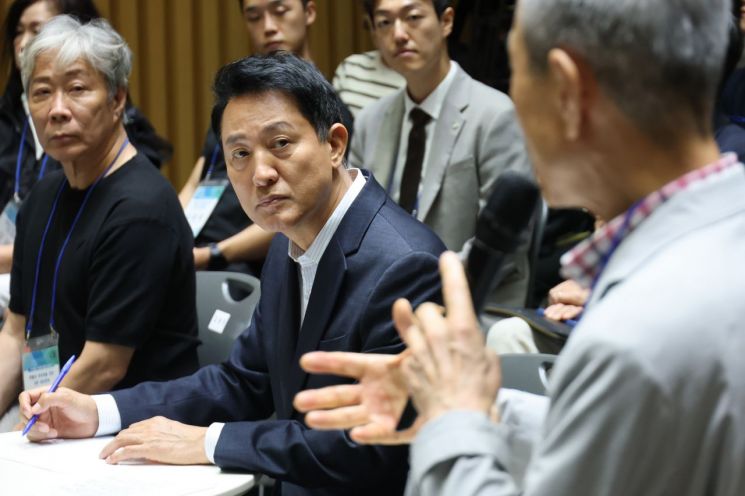 오세훈 서울시장이 6일 서울시청에서 열린 '부동산 정상화를 위한 시민 대토론회'에서 참석자의 발언을 경청하고 있다. 2026.8.6 연합뉴스
