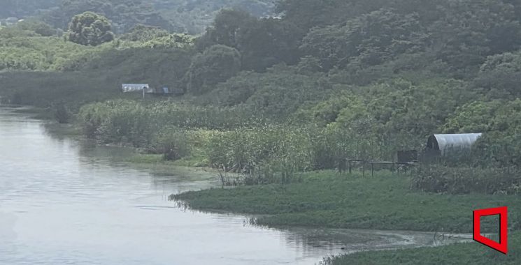보령시 웅천읍 부사지구내 인근 하천에 숙박이 가능한 펜션 형식의 불법 좌대가 설치돼 있다.