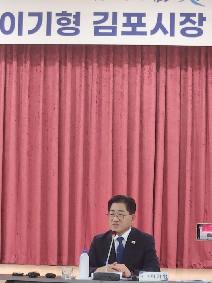 이기형 김포시장이 10일 민선 9기 첫 언론인 간담회에서 5대 도약 97개 공약을 발표하고 있다. 이종구 기자