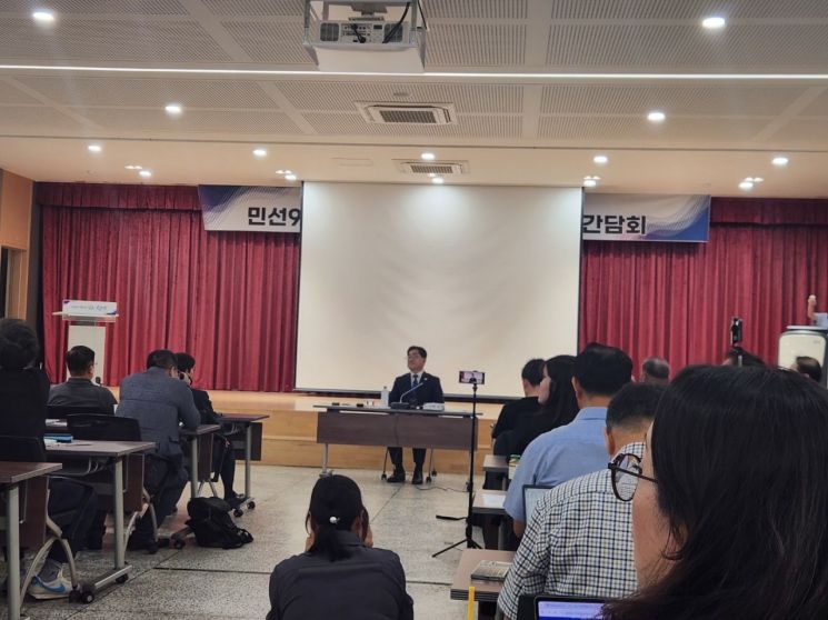 이기형 김포시장이 10일 민선 9기 첫 언론인 간담회에서 5대 도약 97개 공약을 발표하고 있다. 이종구 기자
