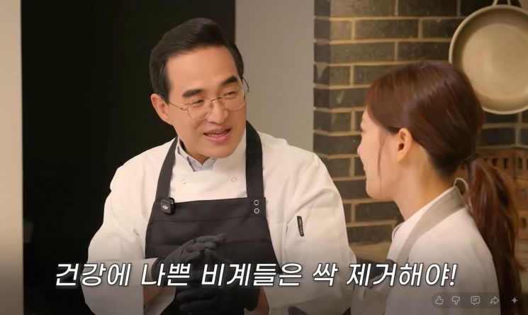 박홍근 기획예산처 장관이 기획처 공식 유튜브 채널에 출연해 박은영 셰프(오른쪽)와 탕수육을 조리하며 나라 살림을 주제로 대화를 나누고 있다. 박 장관은 "건강에 나쁜 비계를 싹 제거해야 맛있는 요리가 나온다"며 내년도 예산 편성 시 과감한 지출 구조조정을 예고했다. 기획처 유튜브