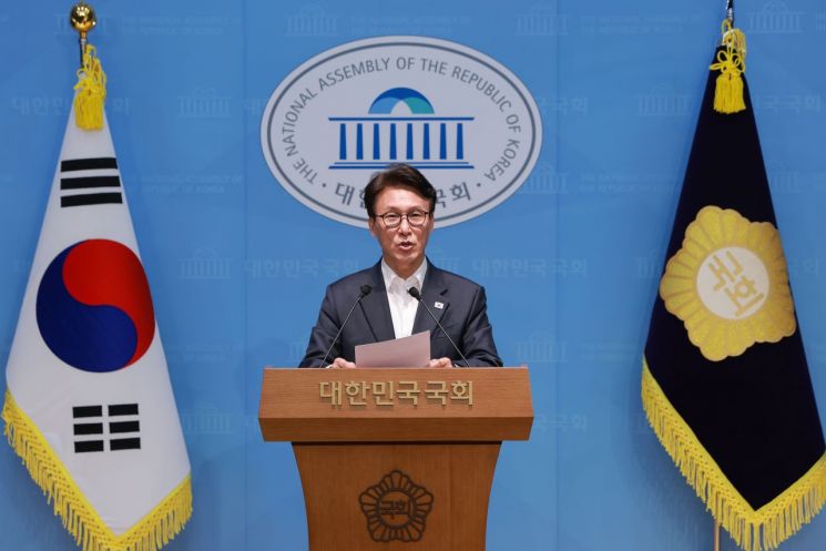 (서울=연합뉴스) 신현우 기자 = 더불어민주당 김민석 당 대표 후보가 10일 국회 소통관에서 당 대표 당선 시 3대 메가프로젝트 성공을 당 1호 과제로 추진하고 강릉 국회의원 보궐선거를 즉각 준비하는 등 공약과 관련해 기자회견 하고 있다. 2026.8.10    nowwego@yna.co.kr(끝)