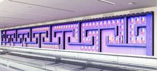 인천국제공항 제2여객터미널 키네틱 LED에서 상영 중인 ‘한-입만, K-팩맨’ 콘텐츠의 한 장면(㈜이지위드 제공)