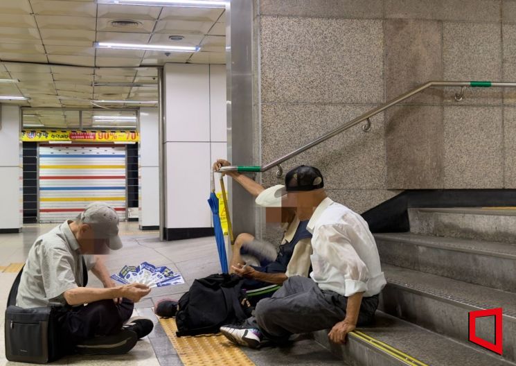 폭염 특보가 발효된 10일 서울 지하철 종로3가역 출입구 계단에 모여 앉은 어르신들이 종이 부채를 흔들며 더위를 피하고 있다. 박호수 기자
