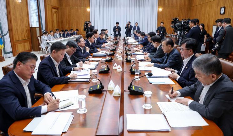 이재명 대통령이 10일 청와대에서 메가프로젝트 민관합동 제2차 점검회의를 주재하고 있다. 2026.8.10 연합뉴스