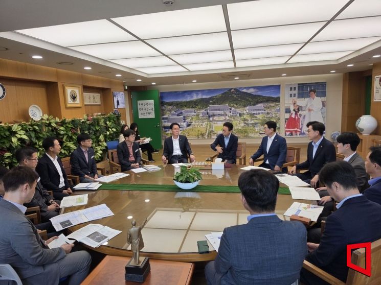 황병직 영주시장·경북도의원 한뜻 경북도 찾아 미래 핵심사업 지원 건의(이철우 도지사 면담)[사진=영주시]