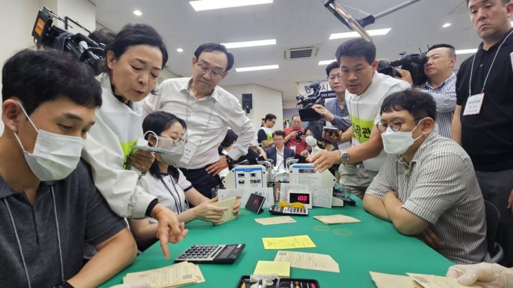 천영기 전 경남 통영시장과 전 한국사 강사 전한길 씨가 경남선거관리위원회에서 진행되는 제9회 전국동시지방선거 통영시장선거 재검표를 참관하고 있다. [사진=이세령 기자]