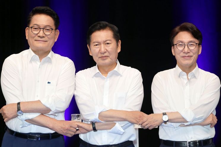 더불어민주당 당대표 후보들이 10일 오후 전남광주 서구 KBC에서 열린 TV 토론회에서 기념 촬영을 하고 있다. 왼쪽부터 송영길, 정청래, 김민석 후보. 연합뉴스