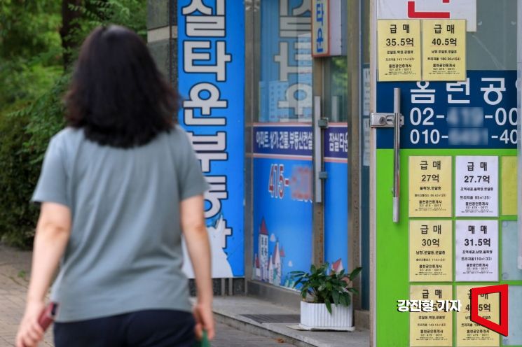 정부가 초고가 주택과 비거주 1주택, 다주택자에 대한 세부담을 강화하는 부동산 세제개편안을 발표하면서 시장에 혼란이 생기고 있는 가운데 11일 서울 송파구 한 부동산에 급매 전단이 붙어 있다. 강진형 기자