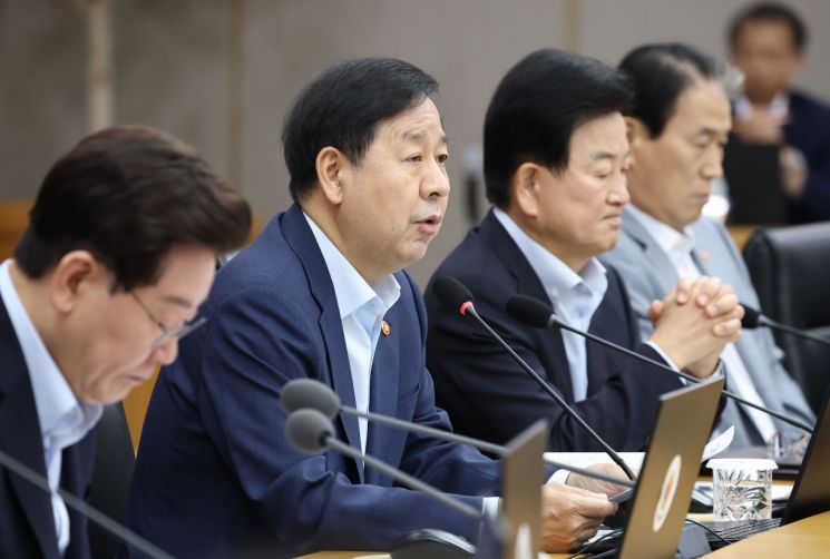 구윤철 부총리 겸 재정경제부 장관이 11일 정부세종청사에서 열린 이재명 대통령 주재 국무회의에서 중동전쟁 비상국정운영 및 대응현황 보고를 하고 있다. 2026.8.11 연합뉴스