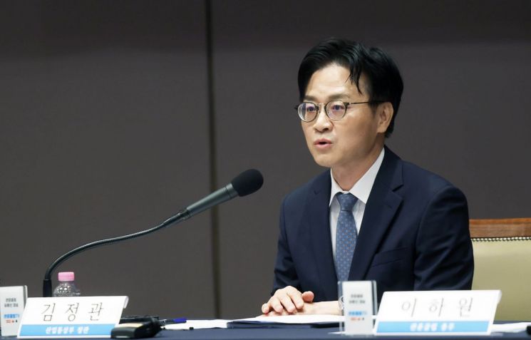 김정관 산업통상부 장관이 8월 6일 관훈토론회에 참석해 질의응답을 갖고 있다. 산업부