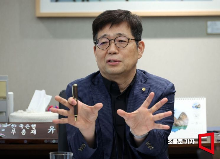 유상대 한국은행 부총재가 서울 중구 남대문로 한국은행 에서 아시아경제와 인터뷰 하고 있다. 조용준 기자