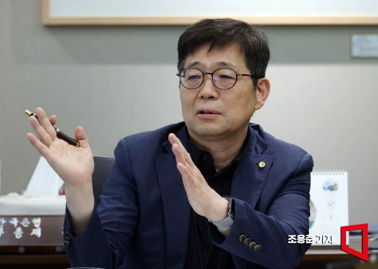 유상대 한국은행 부총재가 서울 중구 남대문로 한국은행 에서 아시아경제와 인터뷰 하고 있다. 조용준 기자
