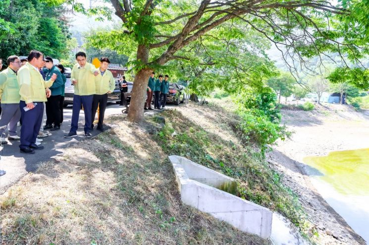 지난 3일 차석호 군수가 관내 소류지 등 가뭄 현장을 직접 살피며 농업용수 확보 상황을 점검하고 있다. [사진제공=함안군]