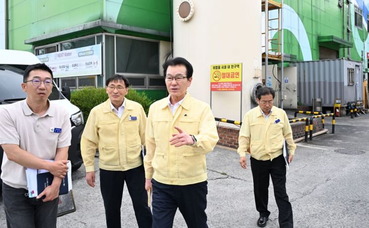 [Photo provided by Geochang County] Lee Honggi, governor of Geochang County, visited the Geochang County municipal solid waste incineration facility to observe the waste treatment process and facility operation status and to inspect management conditions.