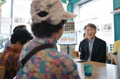 김이강 전남광주통합특별시 서구청장이 최근 천원국시를 먹기 위해 방문한 지역민들과 만남을 갖고, 지역의 소소한 이야기들을 나누고 있다. 김이강 청장 페이스북 캡쳐