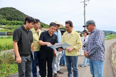 손훈모 순천시장이 해룡면 하사리에서 건설과장으로부터 농업용수관련상황을 보고 받고 있다. 순천시 제공