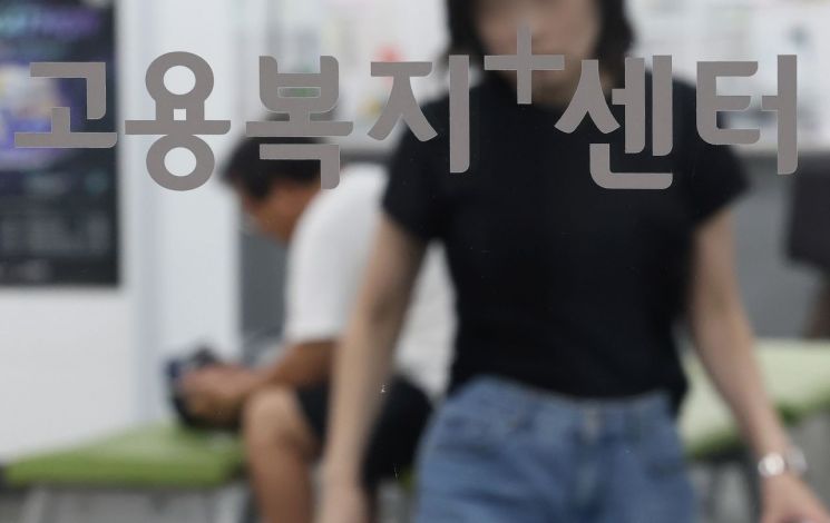 서울 마포구 서울서부고용복지플러스센터를 찾은 구직자들이 상담을 기다리고 있다. 연합뉴스