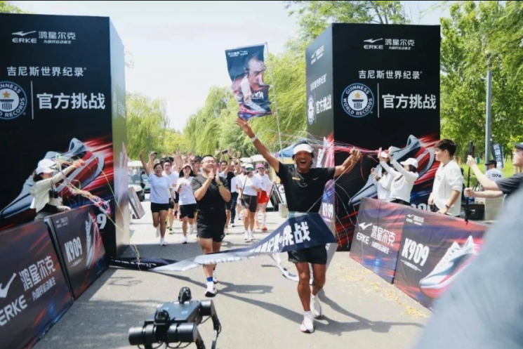 중국 산둥성 출신 리솽융(41)이 지난 9일 산둥성 지난에서 372일 연속 마라톤 풀코스를 완주하며 '마라톤 거리를 연속으로 달린 최다 일수(남성)' 부문의 기네스 세계기록을 세웠다. SCMP
