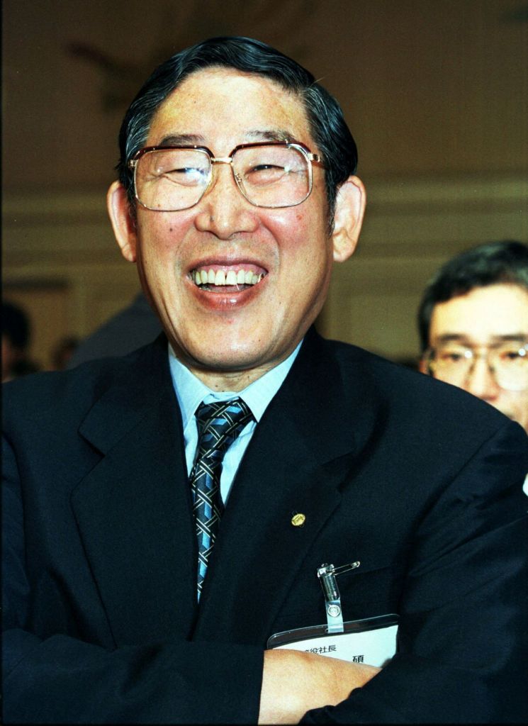 1998년 7월 1일 오쿠다 히로시 당시 도요타자동차 사장이 기자회견이 끝난 후 기자들과 이야기를 나누며 미소를 짓고 있다. 도쿄(일본)=로이터연합뉴스.