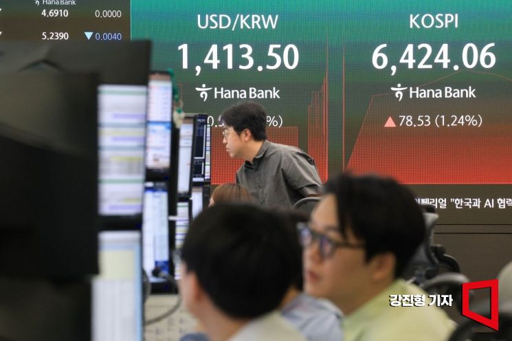 12일 서울 중구 하나은행 딜링룸 전광판에 국내증시 현황이 표시돼 있다.