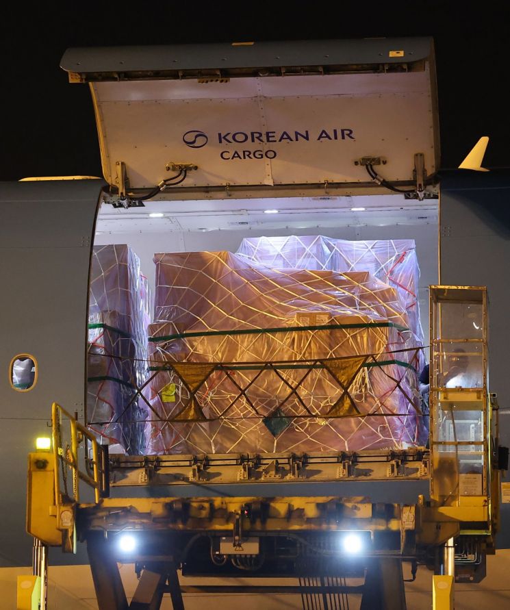 지난 30일 인천국제공항 대한항공 화물터미널에서 관계자들이 삼성전자와 SK하이닉스의 반도체를 항공기에 탑재하고 있다.  공동취재 연합뉴스