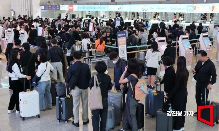 추석 황금연휴를 앞둔 지난해 10월2일 인천국제공항 제1여객터미널을 찾은 여행객들이 발권하기 위해 줄을 서고 있다.
