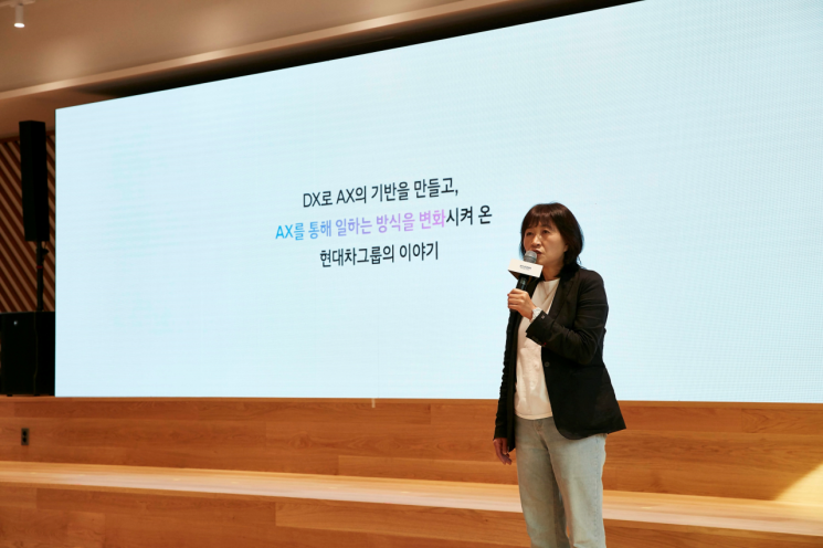 12일 서울 서초구 양재 본사에서 열린 ‘현대차그룹 AX 성과 발표회(Beyond AI, Transforming the Way We Work)’에서 발표 중인 현대차·기아 ICT담당 진은숙 사장. 현대차그룹