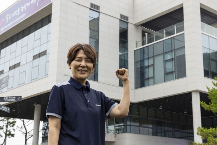 김현주 한국남부발전 신세종빛드림본부장이 세종특별자치시에 위치한 본사 앞에서 기념촬영을 하고 있다. 한국남부발전
