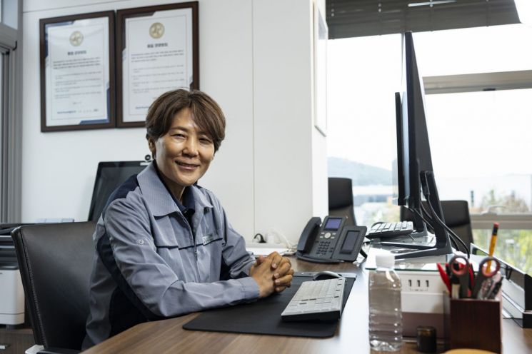 김현주 한국남부발전 신세종빛드림본부장이 세종특별자치시에 위치한 사무실에서 기념촬영을 하고 있다. 한국남부발전