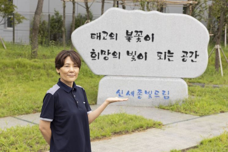 김현주 한국남부발전 신세종빛드림본부장이 세종특별자치시에 위치한 본사 앞에서 기념촬영을 하고 있다. 한국남부발전