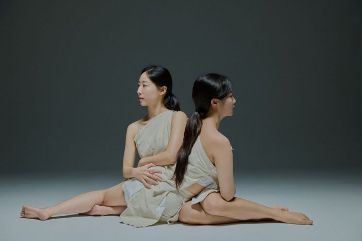 박수연의 '정가, 판소리, 접촉 그리고 서사'. 몸의 움직임으로 언어가 닿지 못하는 감정과 기억, 접촉의 감각을 불러내는 퍼포먼스 작업이다. 신한갤러리